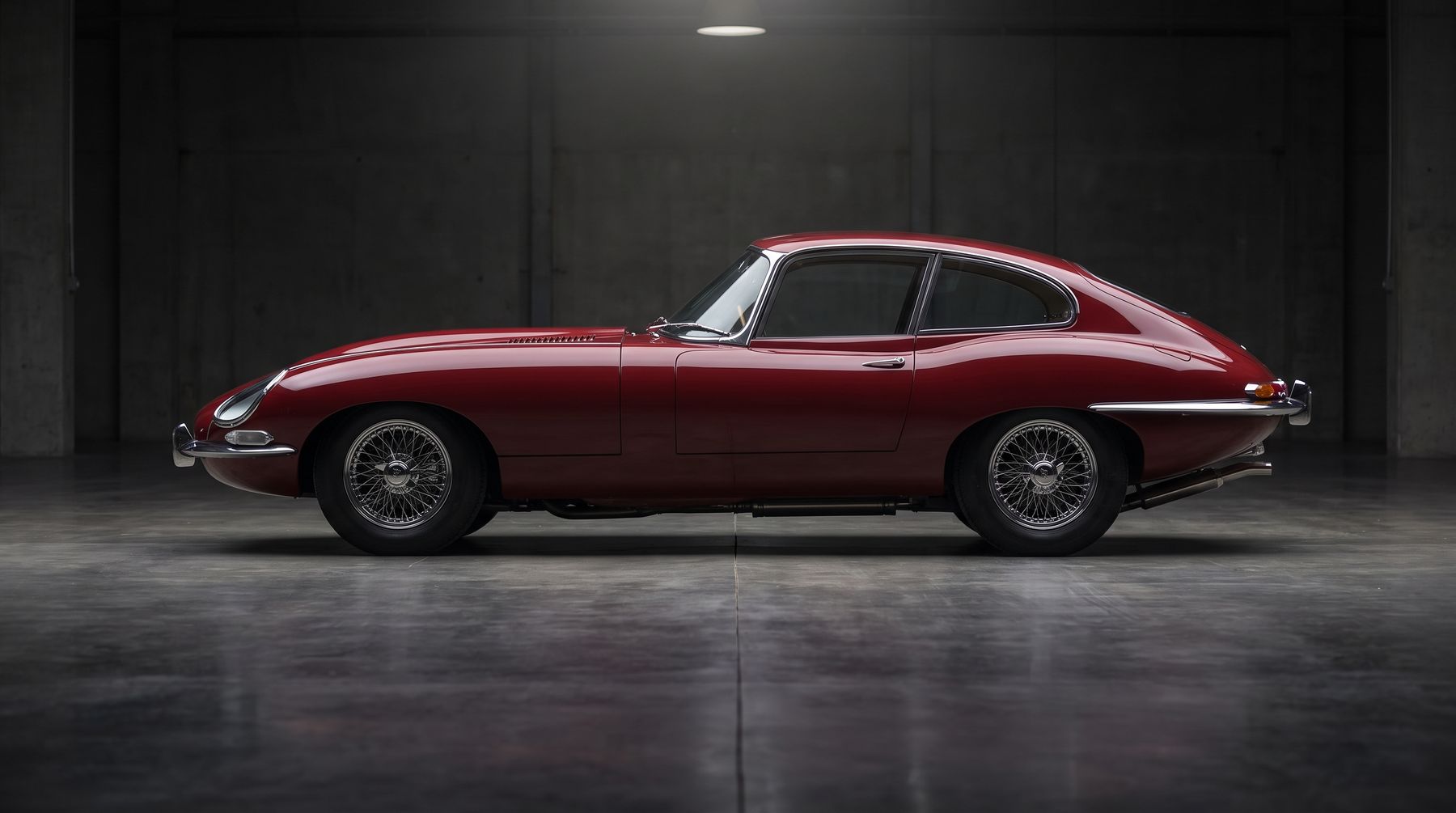 Klassisches Coupé in dunkler Halle, Foto